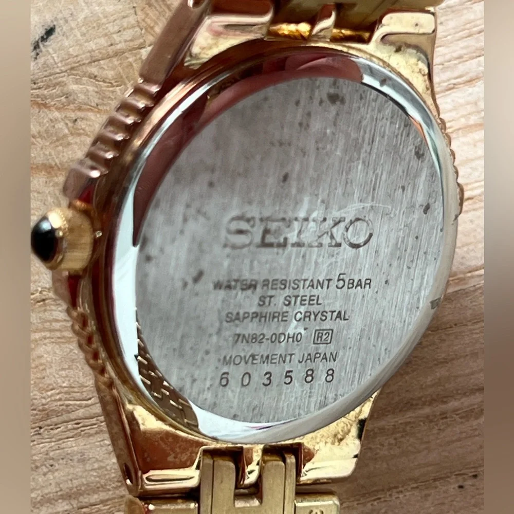 Seiko Rare Ladies Watch Gold-Tone Bracelet Case Hands Black Carbon Fiber Dial